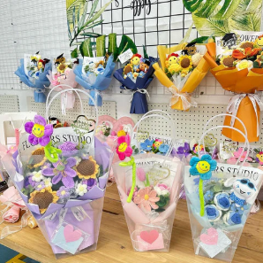 🎓🌸 【畢業花束】— 低至 $88 | 觀塘門市 🌸🎓 2026人氣畢業花束丨不撞款  人氣卡通Chiikawa丨畢業花束  2024平價畢業花店推介丨低至$88起！  觀塘千呎花店丨過百款畢業花束現貨挑選  【平靚正】畢業花束$88起！大學生熱推花店  即日特快送花丨可接急單丨全現貨